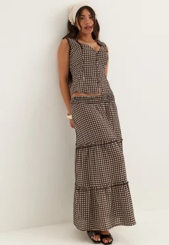 Lace Detail Shaped Vest