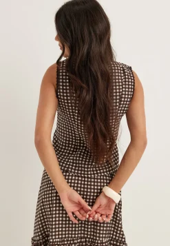 Lace Detail Shaped Vest
