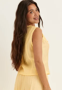 Lace Detail Shaped Vest