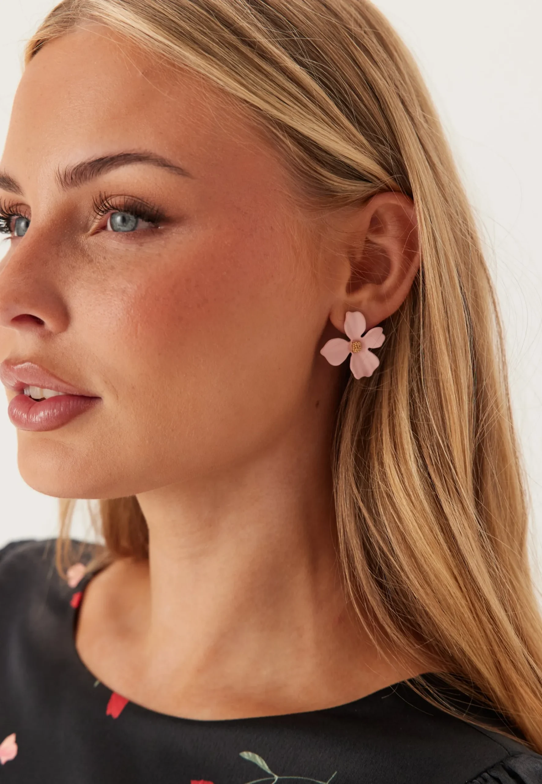 Lilly Flower Earring