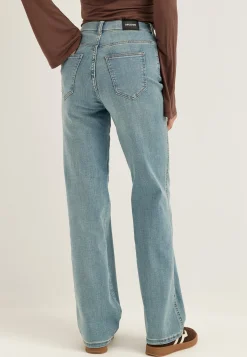 Moxy Straight
