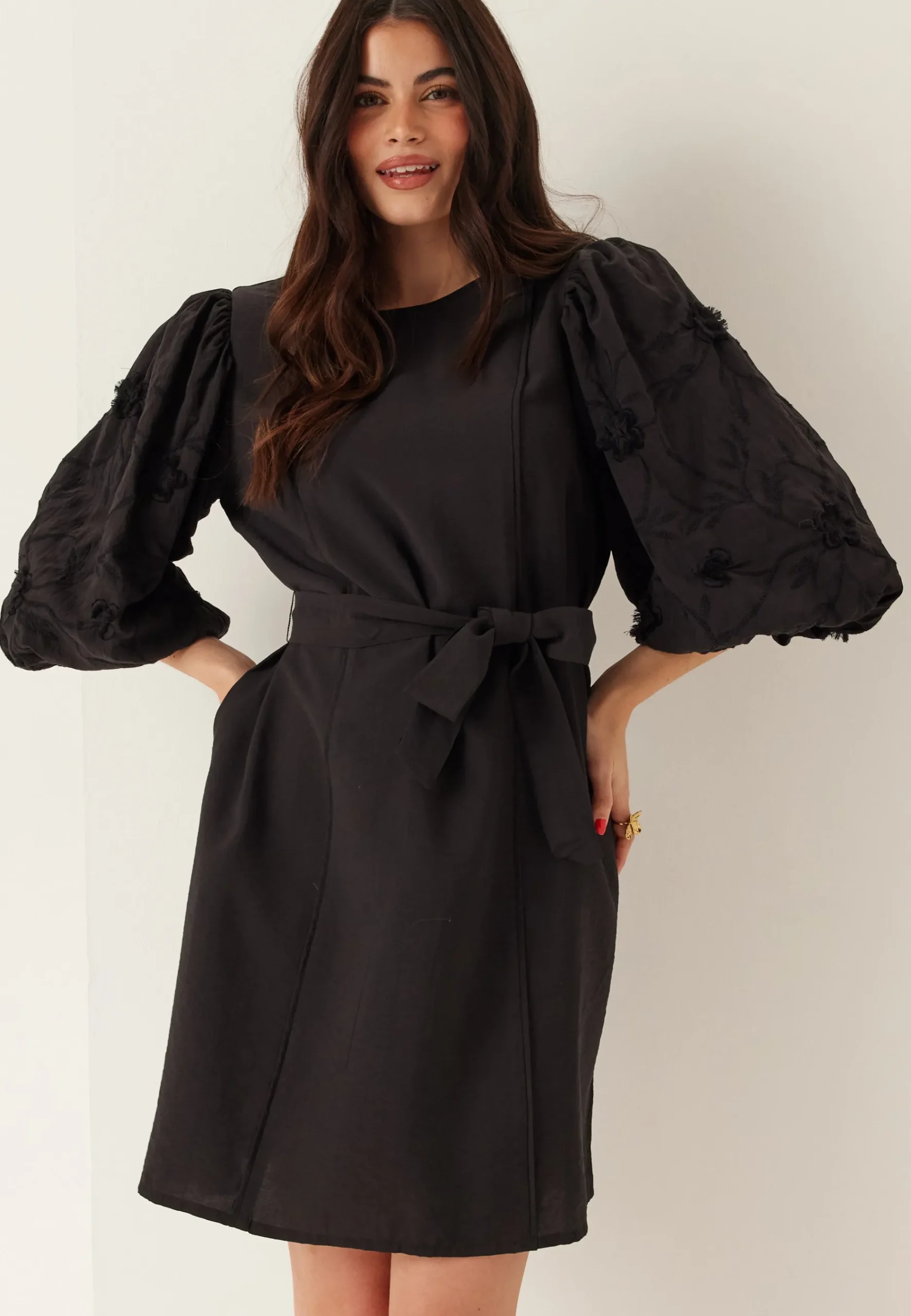 Vimala O-neck 3/4 EMB. DRESS