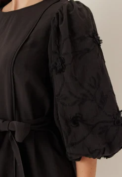 Vimala O-neck 3/4 EMB. DRESS