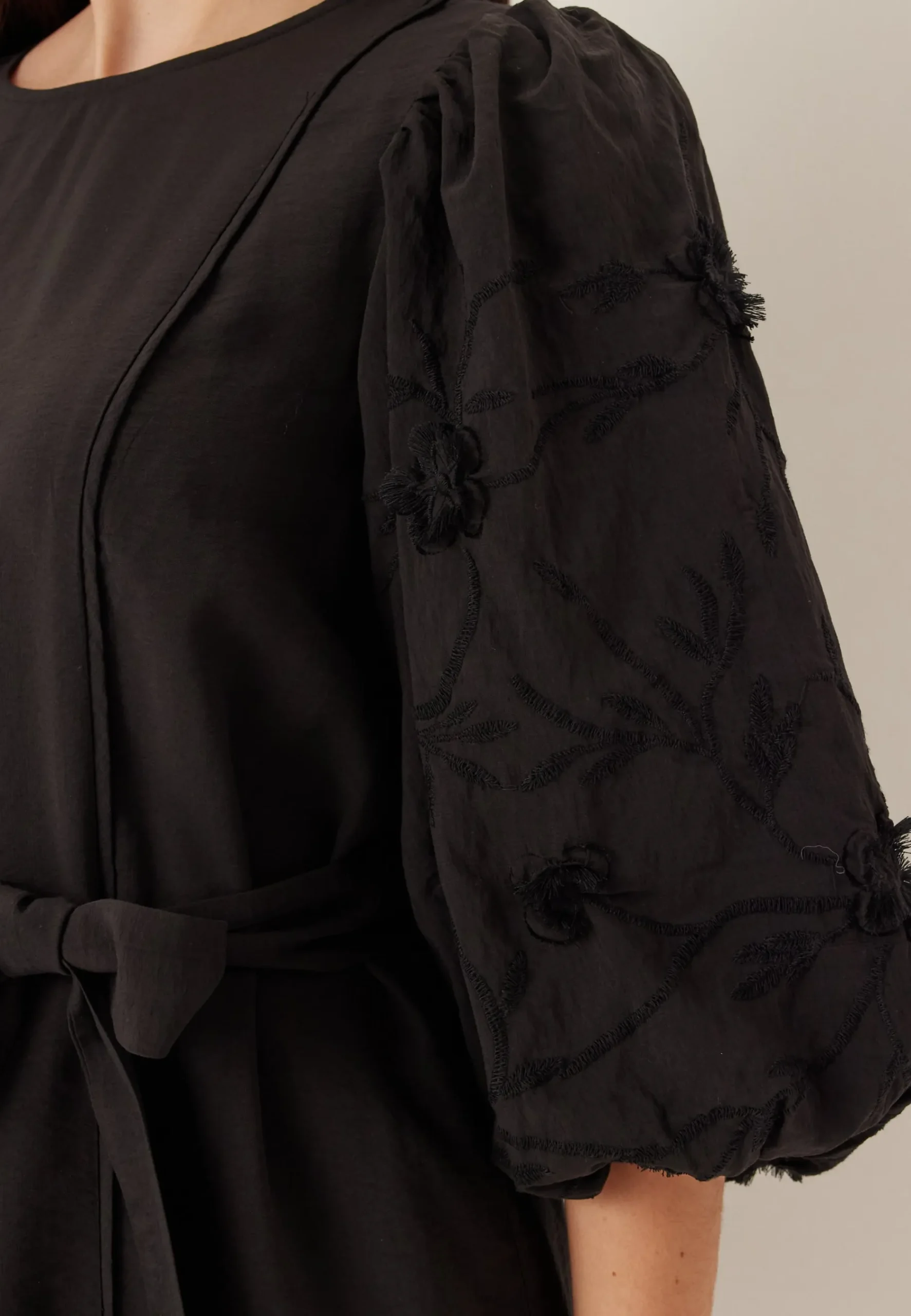 Vimala O-neck 3/4 EMB. DRESS